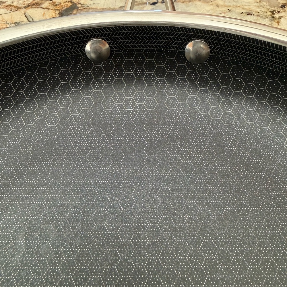 Hexclad 12” Hybrid Fry Pan with Lid - Picture 4 of 7